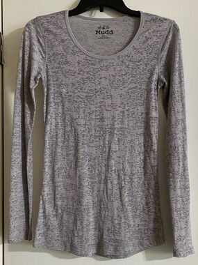 Mudd Women's Long Sleeve Scoop Neck Heathered Light Gray Top